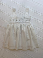 Vestido blanco con pechera tejida