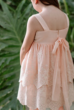 Cargar imagen en el visor de la galería, Vestido bambula brodado salmon Pili carrera
