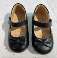 Zapato negro de cuero con lazo