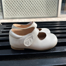 Cargar imagen en el visor de la galería, Zapato primeros pasos piolito ivory
