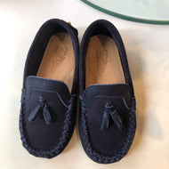 Mocasin gamuzon con toperoles azul