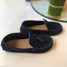 Cargar imagen en el visor de la galería, Mocasin gamuzon con toperoles azul

