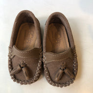 Mocasin gamuzon con toperoles arena