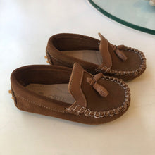 Cargar imagen en el visor de la galería, Mocasin gamuzon con toperoles habano
