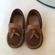 Mocasin gamuzon con toperoles habano