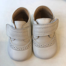 Cargar imagen en el visor de la galería, Zapato ivory bebo sin suela con costura en la correa
