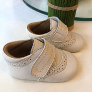 Zapato ivory bebo sin suela con costura en la correa