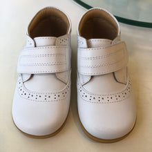 Cargar imagen en el visor de la galería, Zapato blanco bebo con suela con costura en la correa
