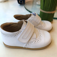 Zapato blanco bebo con suela con costura en la correa