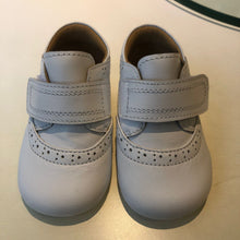 Cargar imagen en el visor de la galería, Zapato blanco bebo sin suela con costura en la correa
