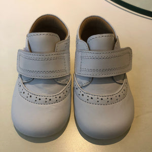 Zapato blanco bebo sin suela con costura en la correa