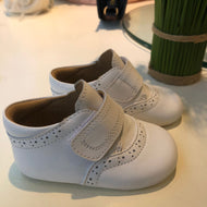 Zapato blanco bebo sin suela con costura en la correa