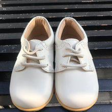 Cargar imagen en el visor de la galería, Zapato ivory bebo con suela con costura en la correa
