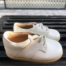 Cargar imagen en el visor de la galería, Zapato ivory bebo con suela con costura en la correa
