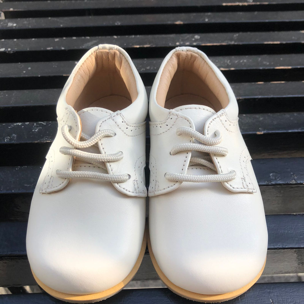 Zapato ivory bebo con suela con costura en la correa
