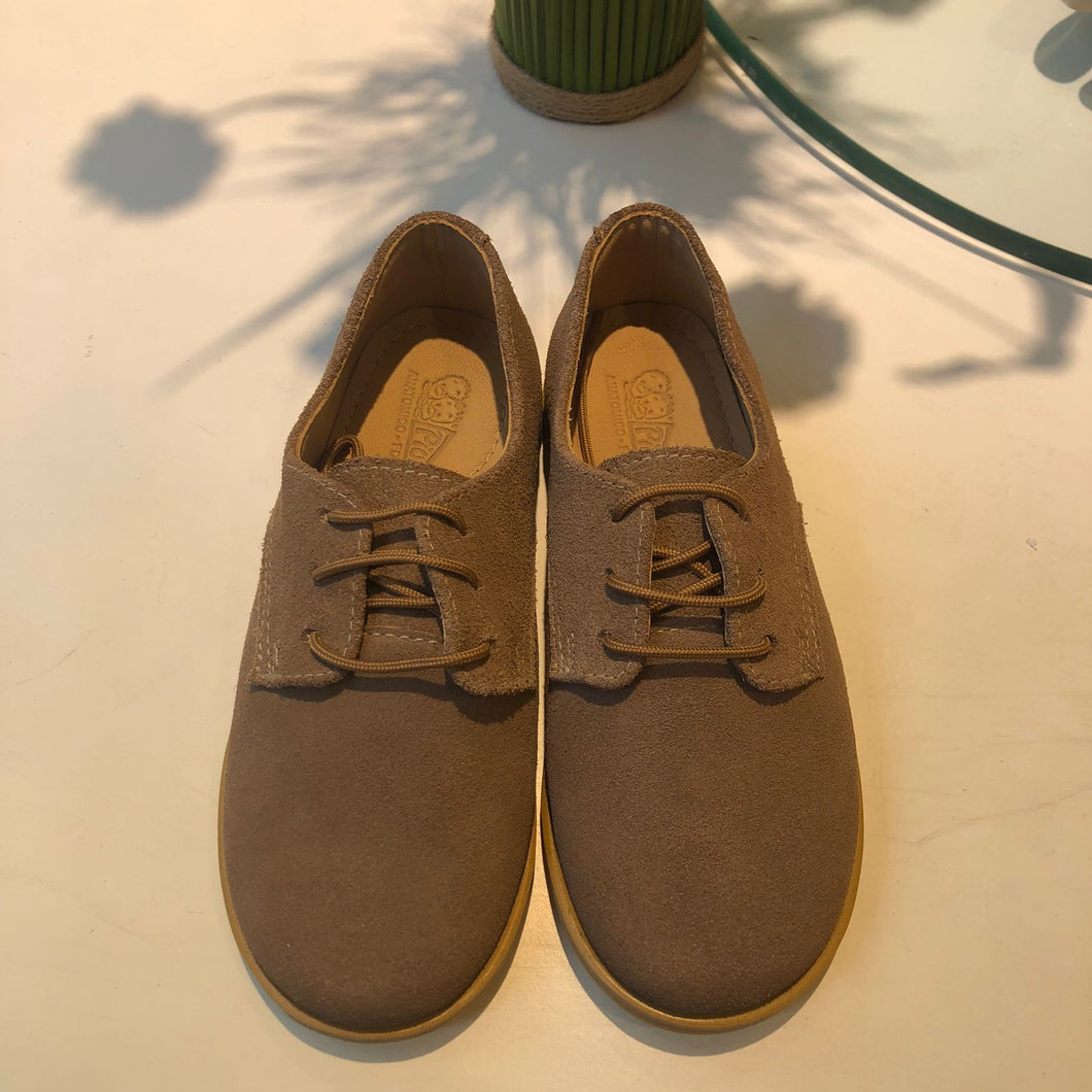 Zapato gamuza color arena con pasadores