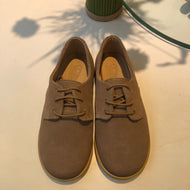Zapato gamuza color arena con pasadores