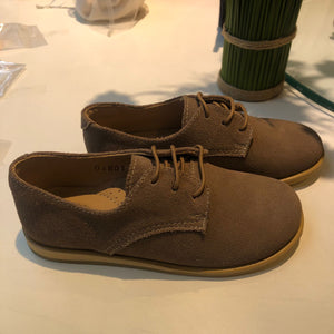 Zapato gamuza color arena con pasadores