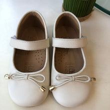 Cargar imagen en el visor de la galería, Zapato ivory con lazo toperol
