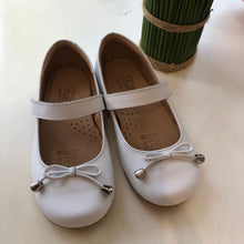 Cargar imagen en el visor de la galería, Zapato blanco con lazo toperol
