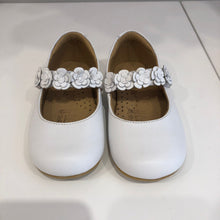 Cargar imagen en el visor de la galería, Zapato blanco con correa de rosas blanco
