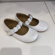 Cargar imagen en el visor de la galería, Zapato blanco con correa de rosas blanco
