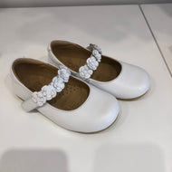 Zapato blanco con correa de rosas blanco