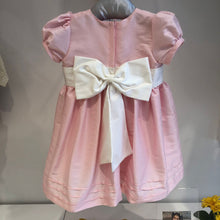 Cargar imagen en el visor de la galería, vestido tafeta rosado con fajin bordado
