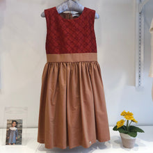 Cargar imagen en el visor de la galería, Vestido rojo brocado c/falda ocre navidad
