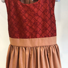 Cargar imagen en el visor de la galería, Vestido rojo brocado c/falda ocre navidad
