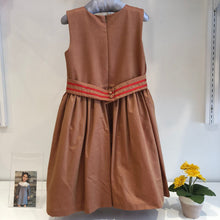 Cargar imagen en el visor de la galería, Vestido rojo brocado c/falda ocre navidad
