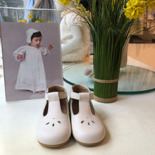 Cargar imagen en el visor de la galería, Zapato con suela con calado ivory
