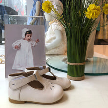 Cargar imagen en el visor de la galería, Zapato con suela con calado ivory
