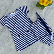 Ropa de baño azul rayas con bobos