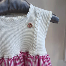 Cargar imagen en el visor de la galería, Vestido pechera tejida ivory con falda rosada
