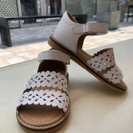 Sandalia blanco calado piolito