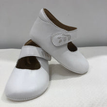 Cargar imagen en el visor de la galería, Zapato bebas bordado pega pega blanco
