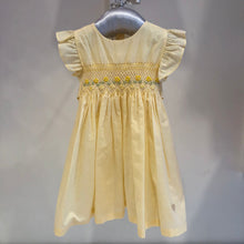 Cargar imagen en el visor de la galería, Vestido amarillo con panal y bordado flores
