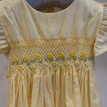 Cargar imagen en el visor de la galería, Vestido amarillo con panal y bordado flores
