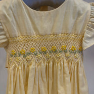Vestido amarillo con panal y bordado flores