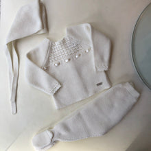 Cargar imagen en el visor de la galería, Ajuar ivory 3pzs con detalle en pecho
