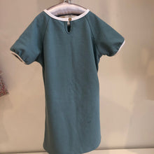 Cargar imagen en el visor de la galería, Vestido pique verde con vivo blanco
