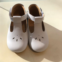 Cargar imagen en el visor de la galería, Zapato bebas con suela calado blanco
