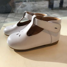 Cargar imagen en el visor de la galería, Zapato bebas con suela calado blanco
