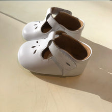 Cargar imagen en el visor de la galería, Zapato bebas sin suela calado blanco
