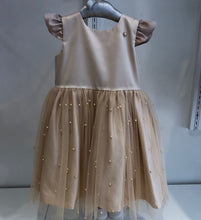 Cargar imagen en el visor de la galería, Vestido beige con tull de perlas
