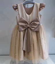 Cargar imagen en el visor de la galería, Vestido beige con tull de perlas
