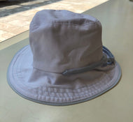 Gorro reversible en color celeste con blanco de pique