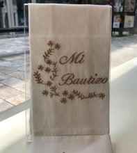 Cargar imagen en el visor de la galería, Pañuelo "mi bautizo" bordado beige
