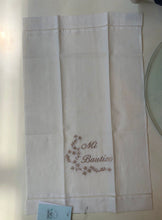 Cargar imagen en el visor de la galería, Pañuelo "mi bautizo" bordado beige
